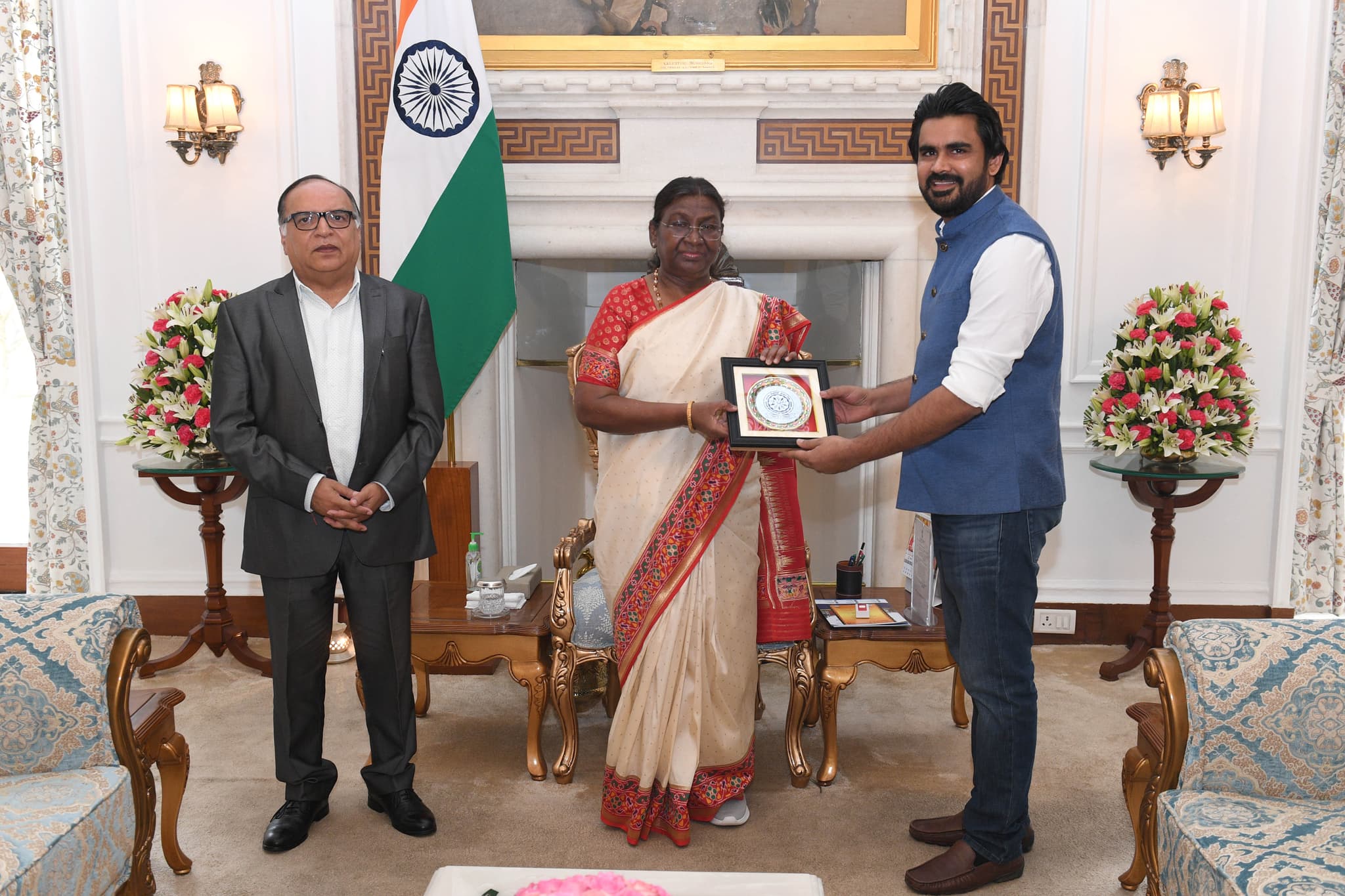 Prof. Rajeev Ahuja and Dr. Thakur SKR invited Smt. Droupadi Murmu, the Hon’ble President of Bharat, for the Shiksha Mahakumbh 2024